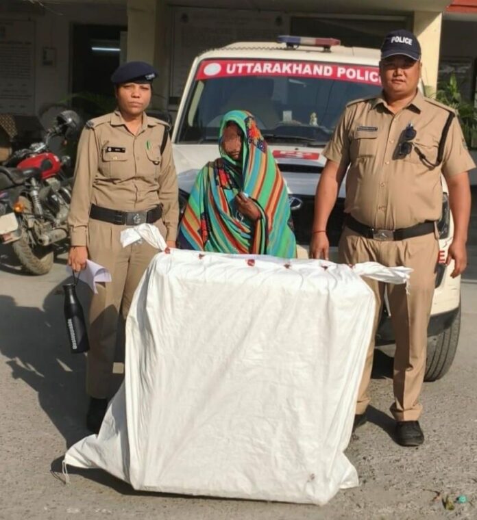 एटीएम से चोरी किए गए सामान के साथ महिला गिरफ्तार