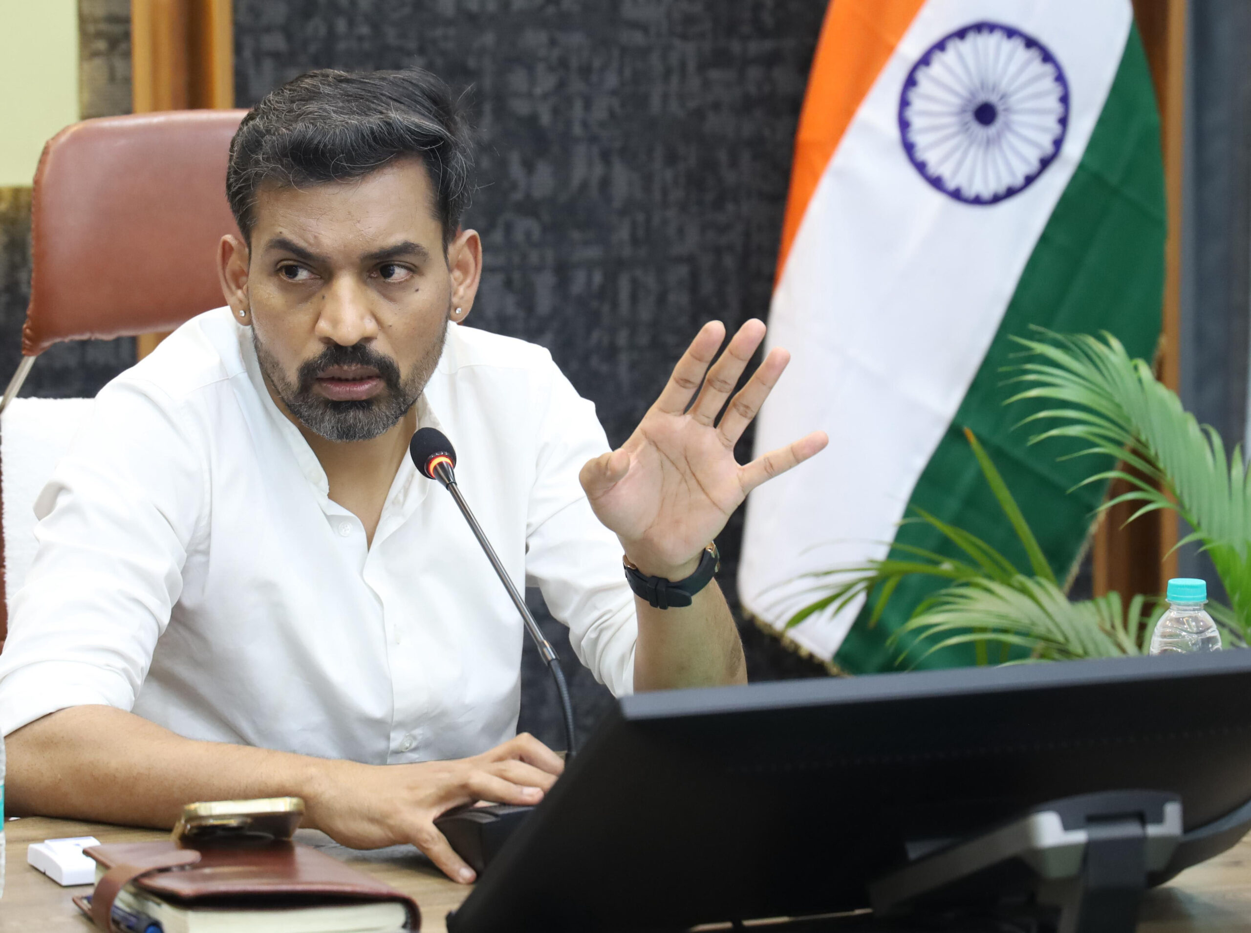 गंगा संरक्षण एवं स्वच्छता कार्यों में लापरवाही बर्दाश्त नहींः जिलाधिकारी
