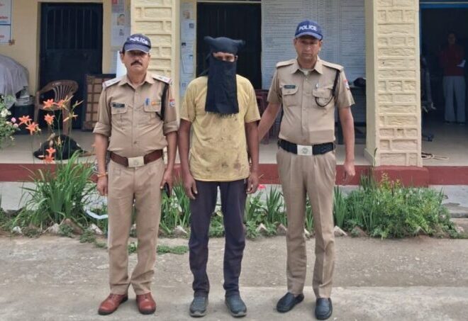 अवैध संबन्धों के शक में कुल्हाड़ी से अपनी पत्नी की हत्यारोपी ने किया आत्मसर्मपण