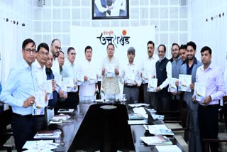 सीएम धामी ने किया ‘सौर जागरूकता स्मारिका पुस्तिका’ का विमोचन