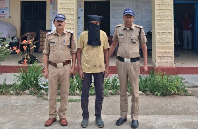 अवैध संबन्धों के शक में कुल्हाड़ी से अपनी पत्नी की हत्यारोपी ने किया आत्मसर्मपण
