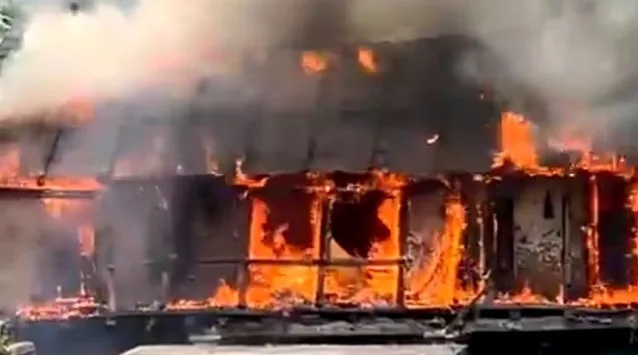 सौ साल पुराने भवन में लगी आग