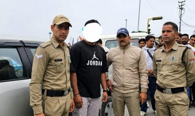 पिता की वर्दी का रौब झाड़ना युवक को पड़ा महंगा