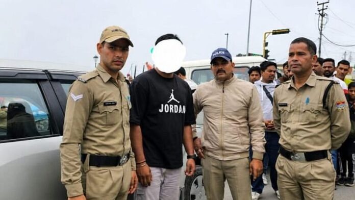 पिता की वर्दी का रौब झाड़ना युवक को पड़ा महंगा