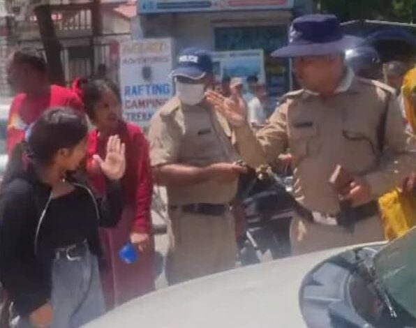 पर्यटक और स्थानीय लोगों में विवाद के बाद मारपीट