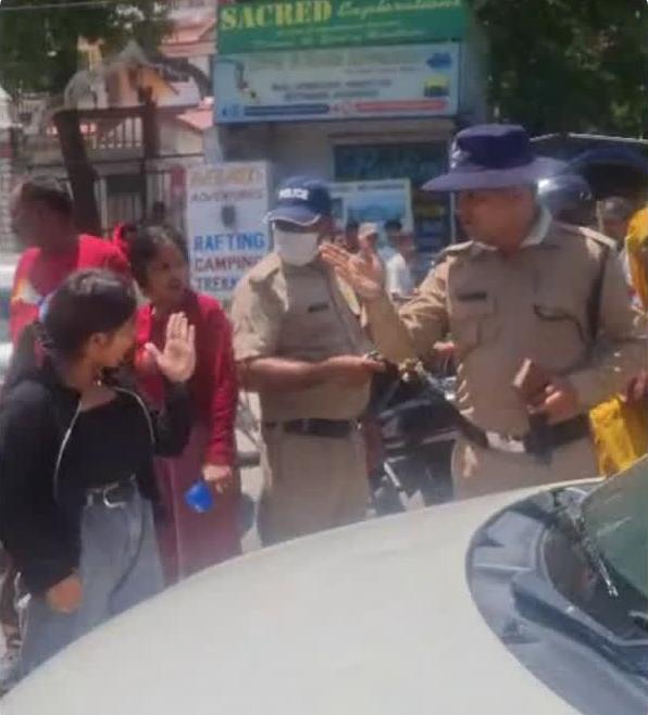 पर्यटक और स्थानीय लोगों में विवाद के बाद मारपीट