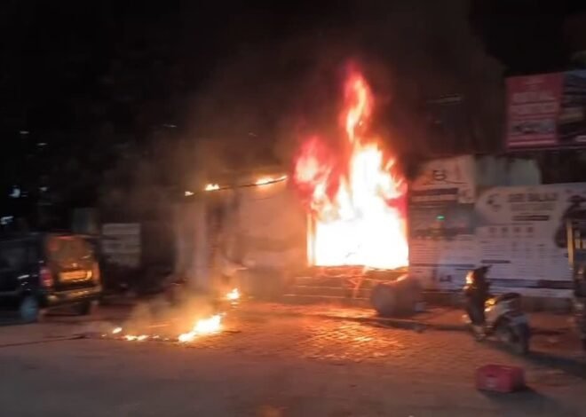  ई-रिक्शा शोरूम में लगी आग