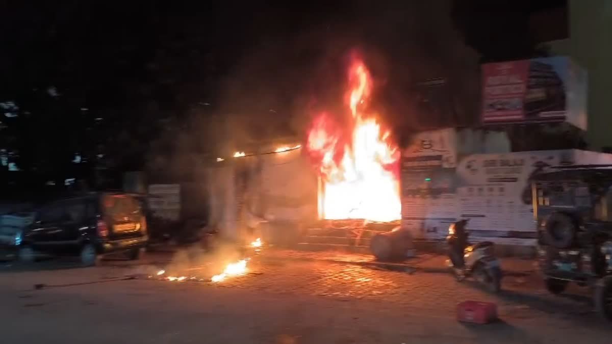  ई-रिक्शा शोरूम में लगी आग