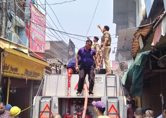 पलटन बाजार के साड़ी और लहंगा शौरूम में लगी भीषण आग