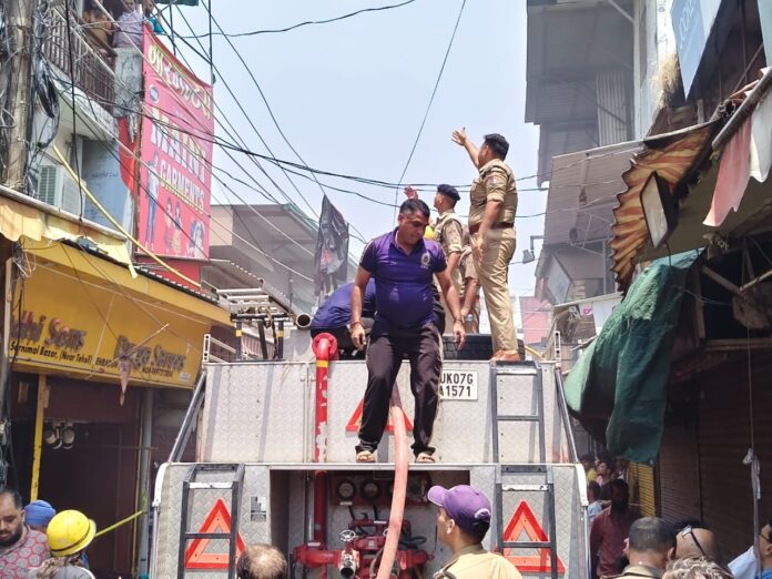 पलटन बाजार के साड़ी और लहंगा शौरूम में लगी भीषण आग