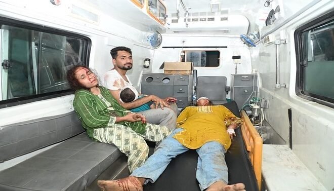 ब्रेक फेल होने से खाई में गिरा टेंपो ट्रैवलर