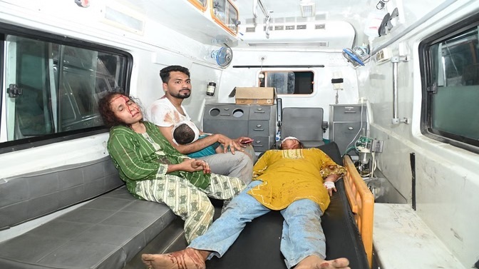 ब्रेक फेल होने से खाई में गिरा टेंपो ट्रैवलर