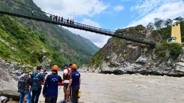गहरी खाई में गिरकर गंगा में समाई कार