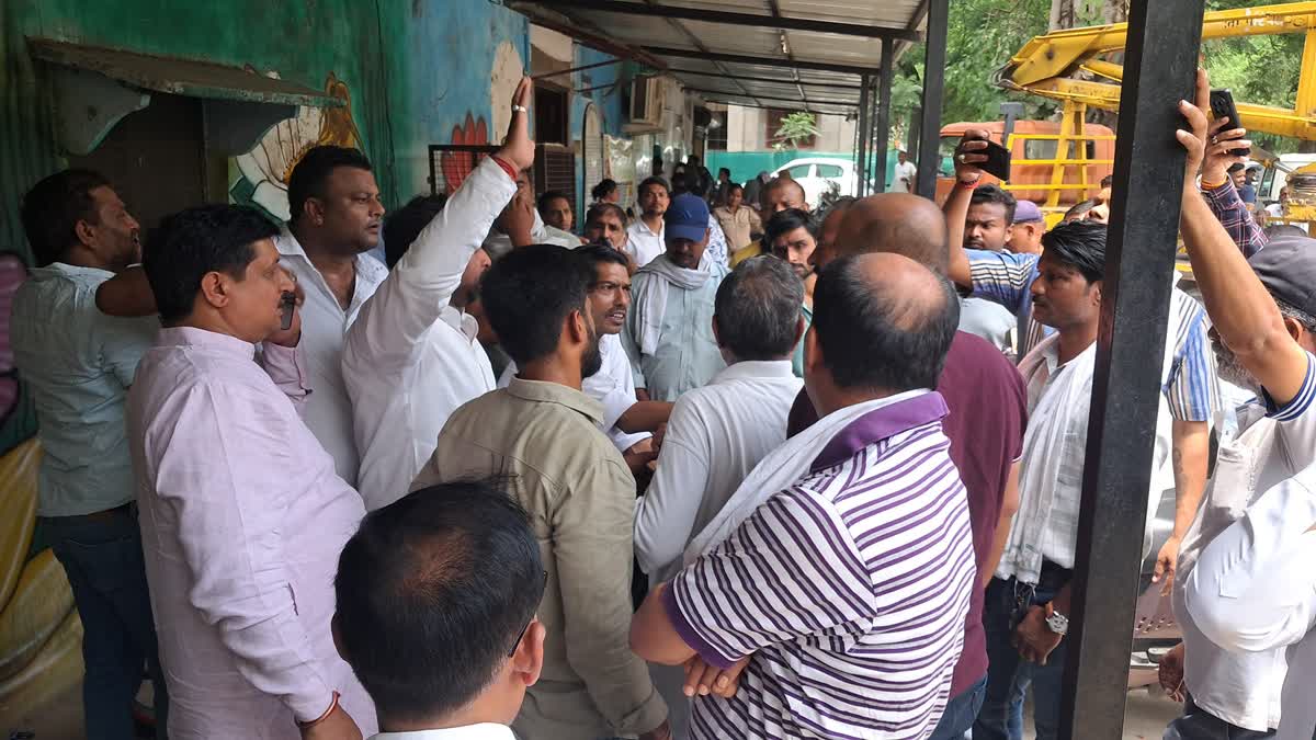 पार्षदों ने निगम कर्मचारियों को बनाया बंधक