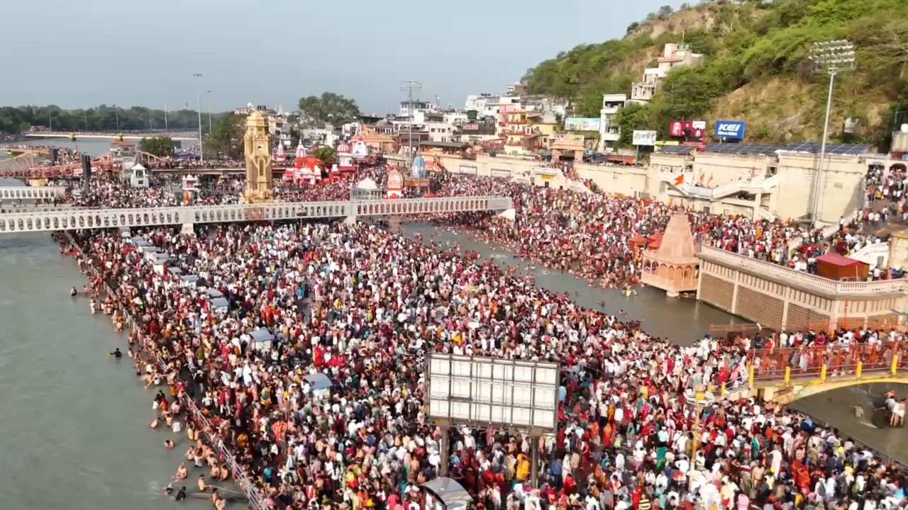 सोमवती अमावस्या पर उमड़ा धर्मनगरी में आस्था का सैलाब