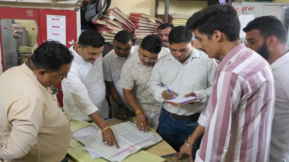 मंत्री ने मारा नगर पालिका में मारा छापा