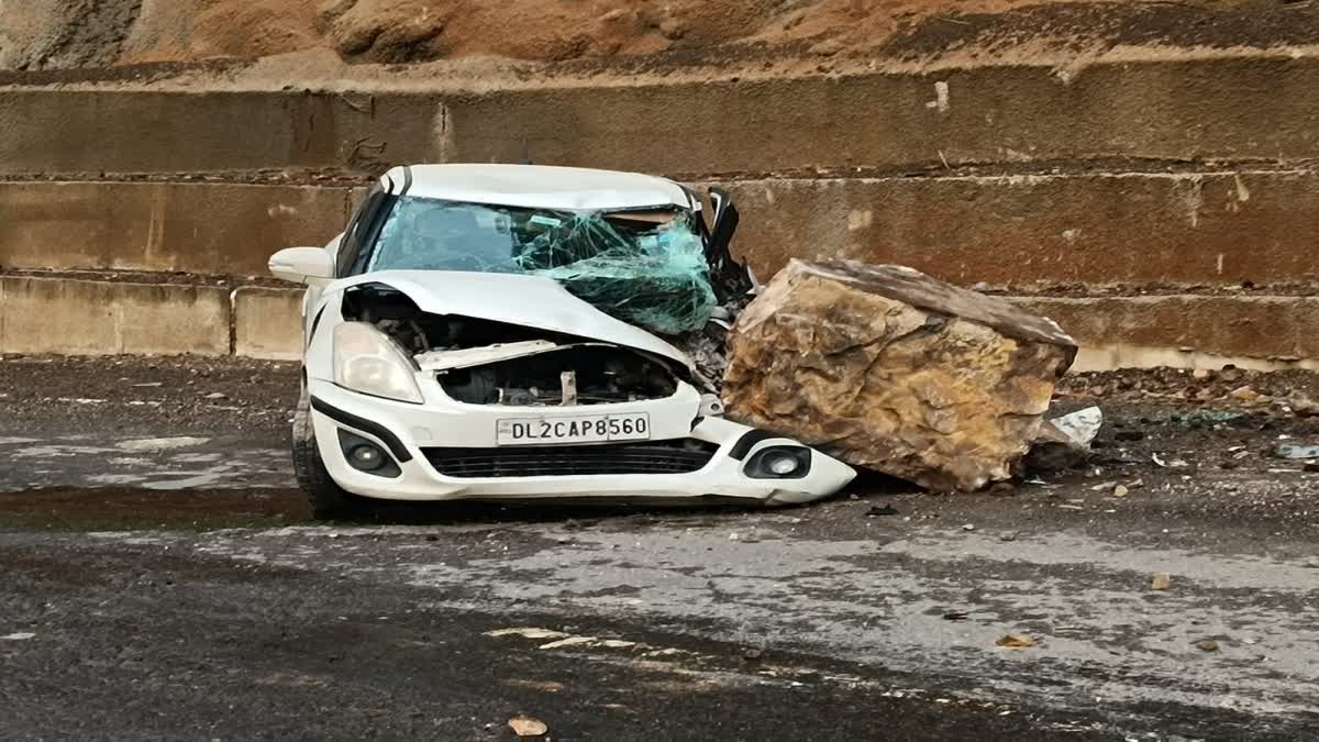 चलती कार के उपर गिरा बोल्डर