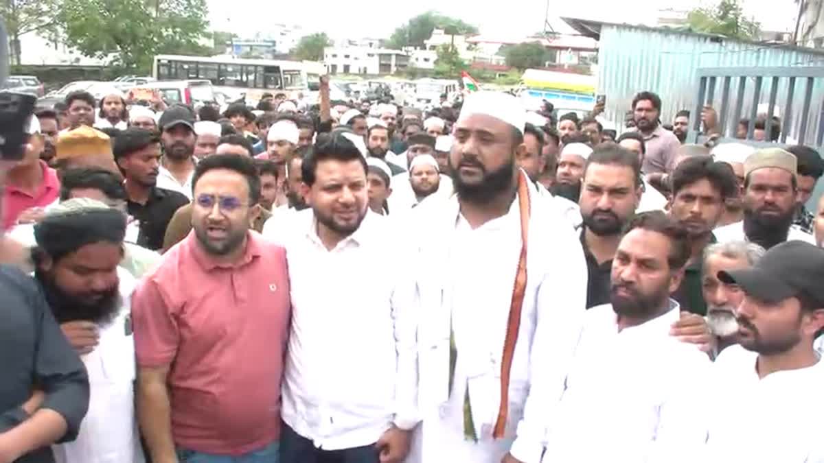 जामा मस्जिद को सील करने के विरोध में मुस्लिम सेवा संगठन ने किया प्रदर्शन