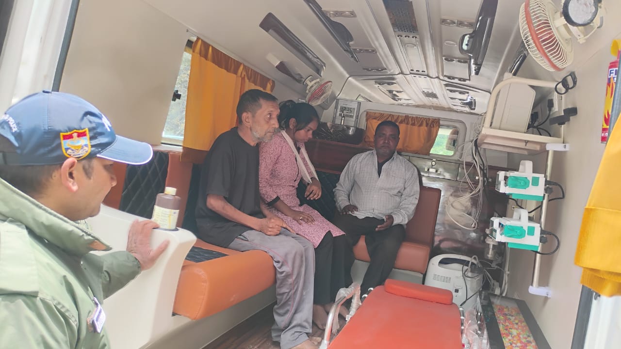 बदरीनाथ धाम के दर्शन कर लौट रहे यात्रियों का टेंपो ट्रैवलर वाहन पलटा