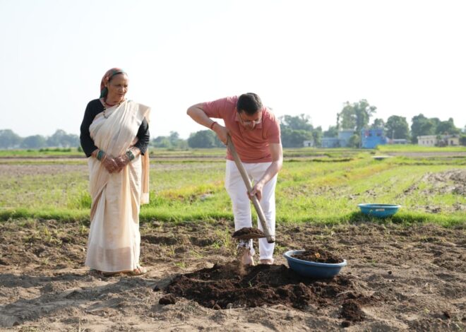 मुख्यमंत्री धामी ने अपने खेत में चलाया टिलर