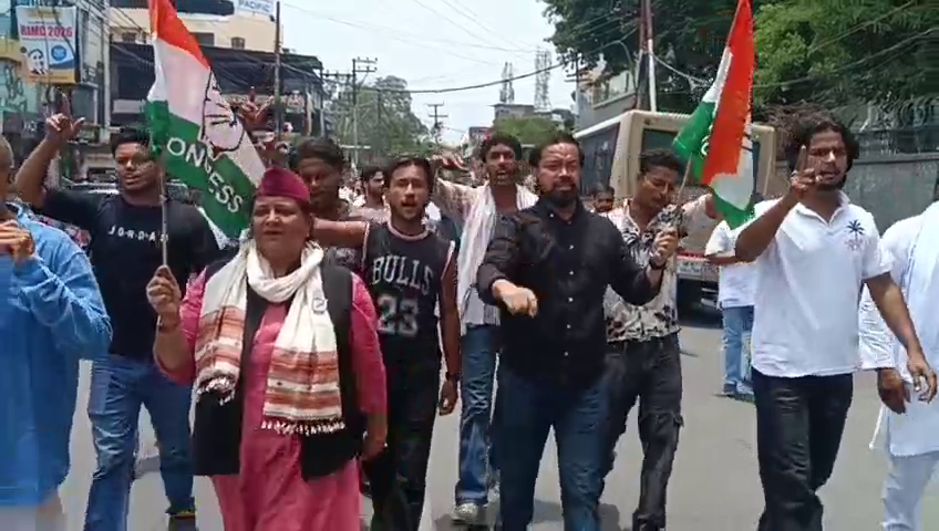 प्रदेश सरकार पर जनविरोधी नितियां अपनाने का आरोप लगाते हुए कांग्रेसियों ने सचिवालय घेरा
