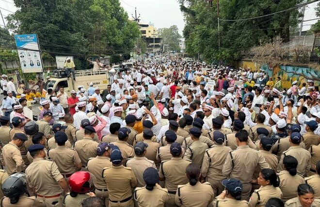 टीईटी के विरोध में शिक्षकों ने किया सचिवालय कूच