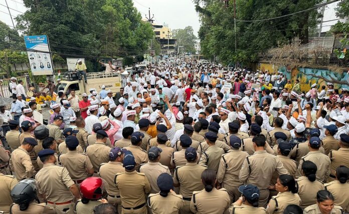 टीईटी के विरोध में शिक्षकों ने किया सचिवालय कूच