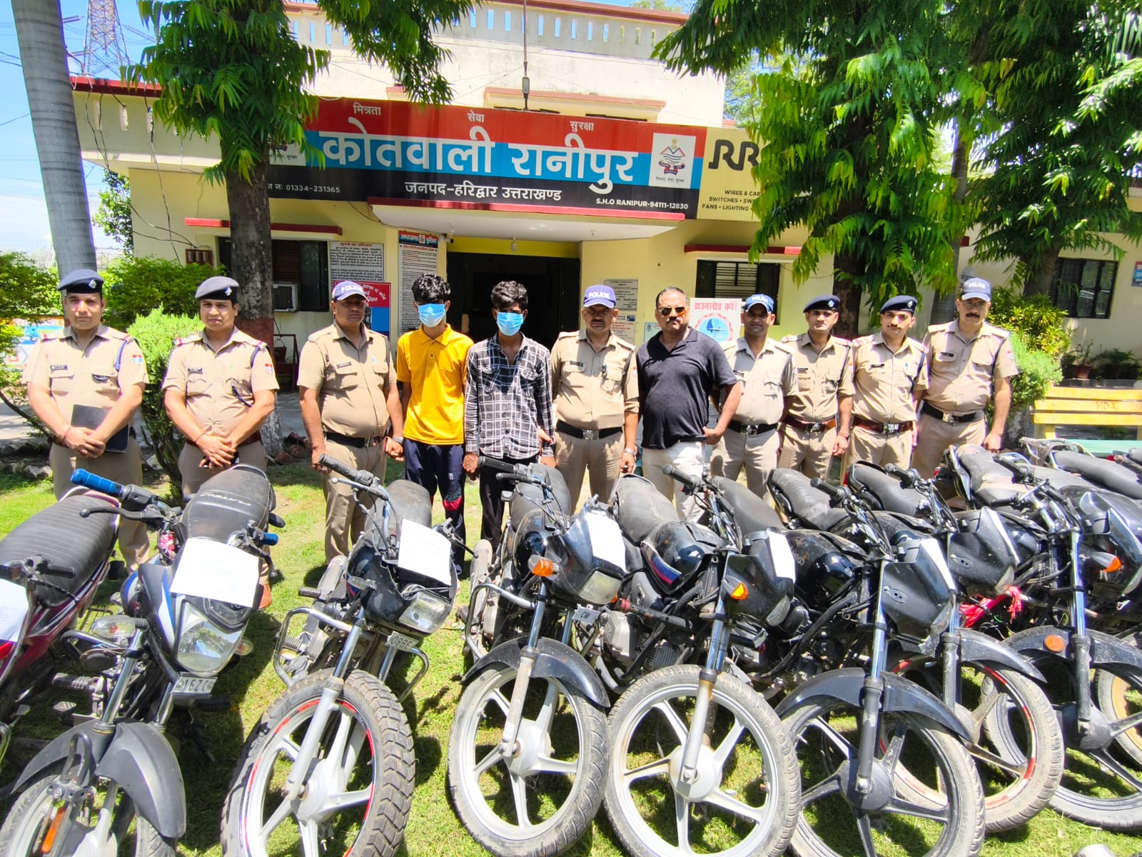 25 चोरी की बाइक और वाहन पार्ट्स बरामद