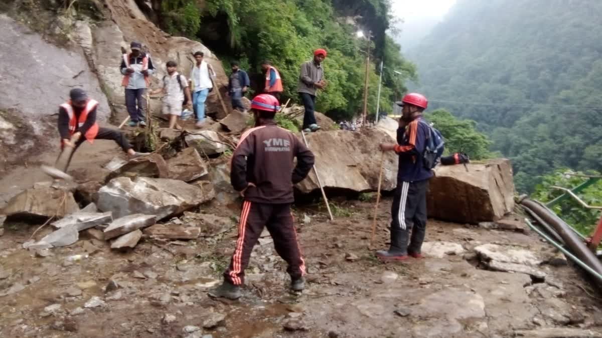 केदारनाथ धाम पैदल मार्ग पर पत्थर गिरने से घोड़ा और डंडी कंडी सर्विस पर रोक