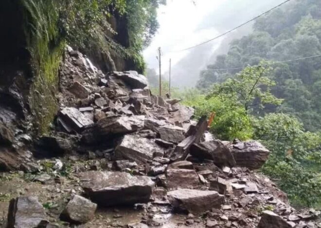 बोल्डर और मलबा आने से केदारनाथ पैदल मार्ग बाधित