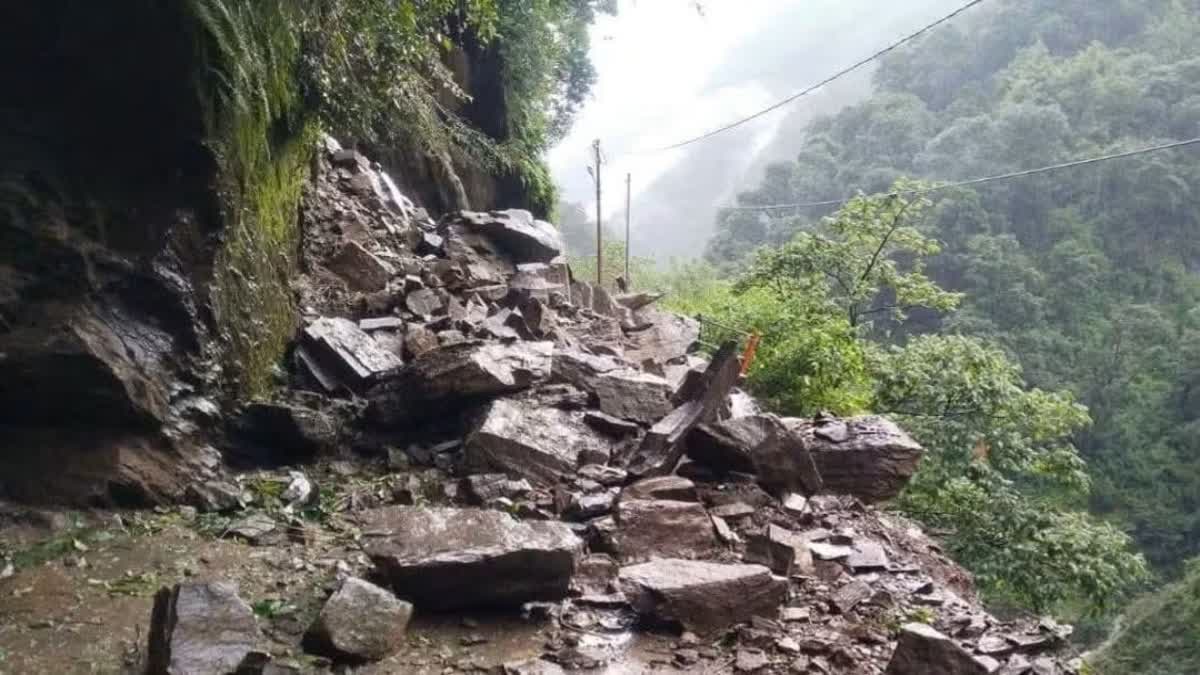 बोल्डर और मलबा आने से केदारनाथ पैदल मार्ग बाधित