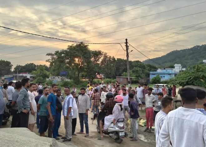 डंपर में रेत के नीचे दबने से मजदूर की दर्दनाक मौत
