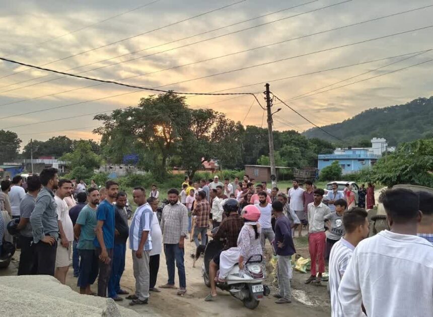 डंपर में रेत के नीचे दबने से मजदूर की दर्दनाक मौत