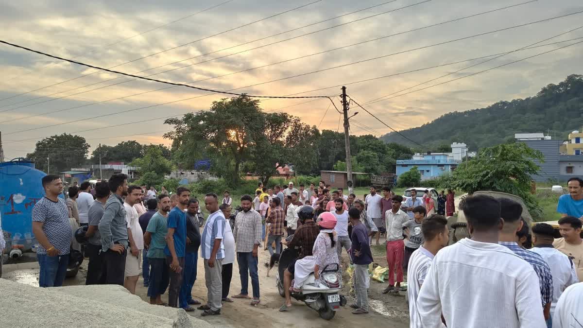 डंपर में रेत के नीचे दबने से मजदूर की दर्दनाक मौत