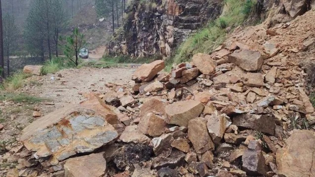 भारी बारिश के चलते कई सड़कें बदहाल