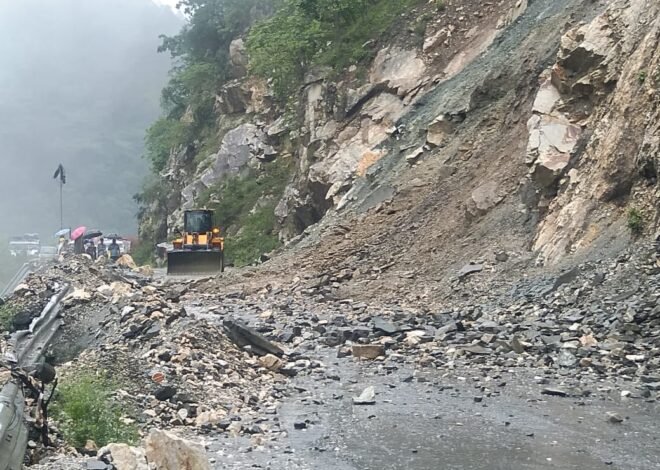 भूस्खलन से गंगोत्री राष्ट्रीय राजमार्ग अवरूद्ध