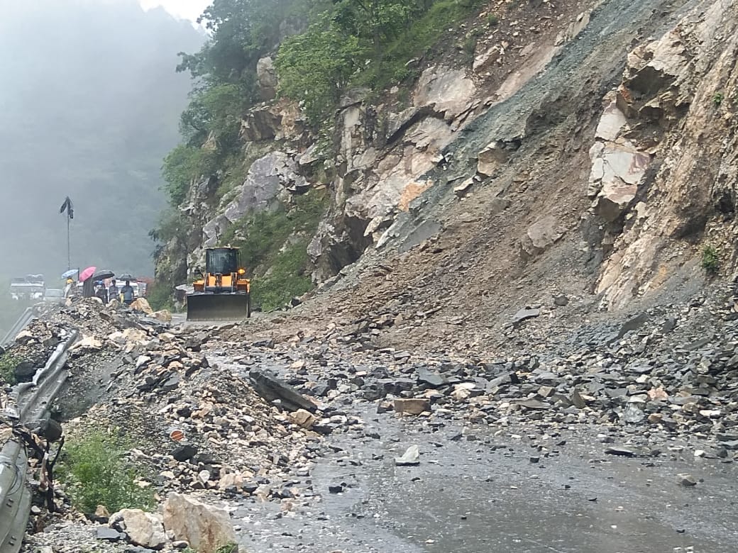 भूस्खलन से गंगोत्री राष्ट्रीय राजमार्ग अवरूद्ध