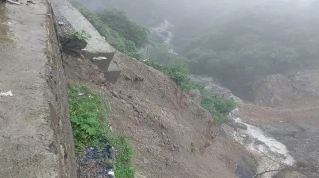  देहरादून-मसूरी राजमार्ग का दस मीटर हिस्सा धंसा