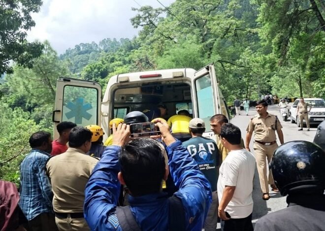 अनियंत्रित होकर खाई में गिरा पर्यटकों का वाहन