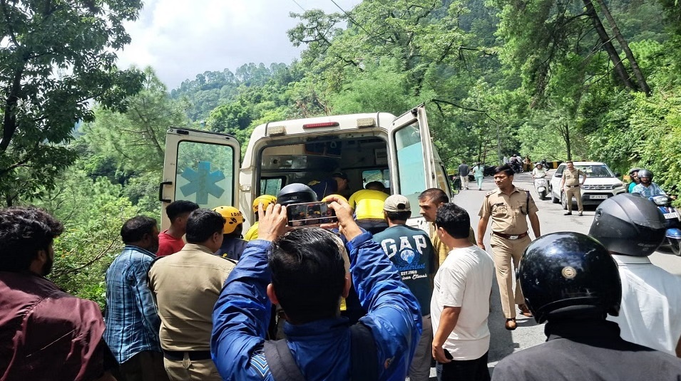 अनियंत्रित होकर खाई में गिरा पर्यटकों का वाहन