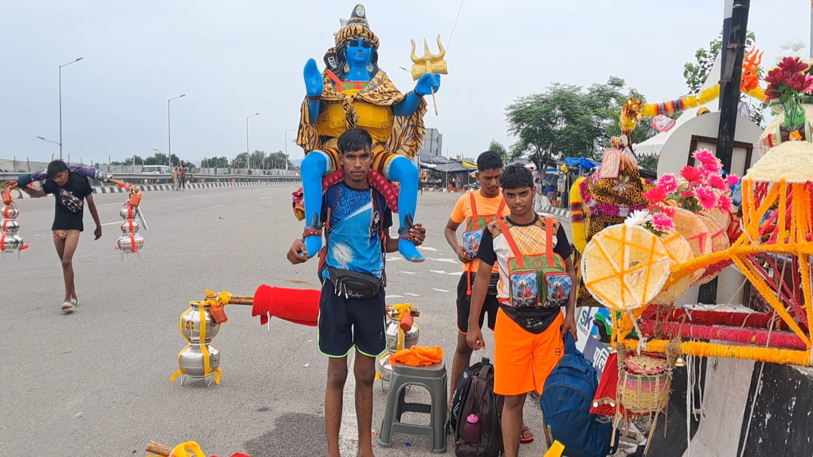 गुरूवार से सावन का महीना शुरू गंगाजल लेकर निकले शिवभक्त
