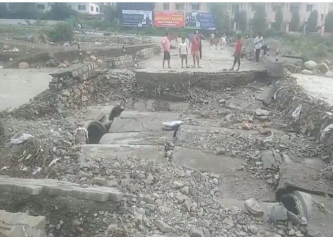 शनिवार देर रात तेज बारिश से नंदा चौकी में बना अस्थायी पुलिस क्षतिग्रस्त