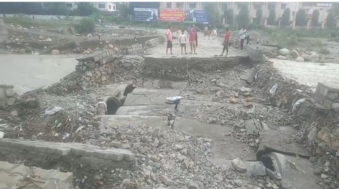 शनिवार देर रात तेज बारिश से नंदा चौकी में बना अस्थायी पुलिस क्षतिग्रस्त