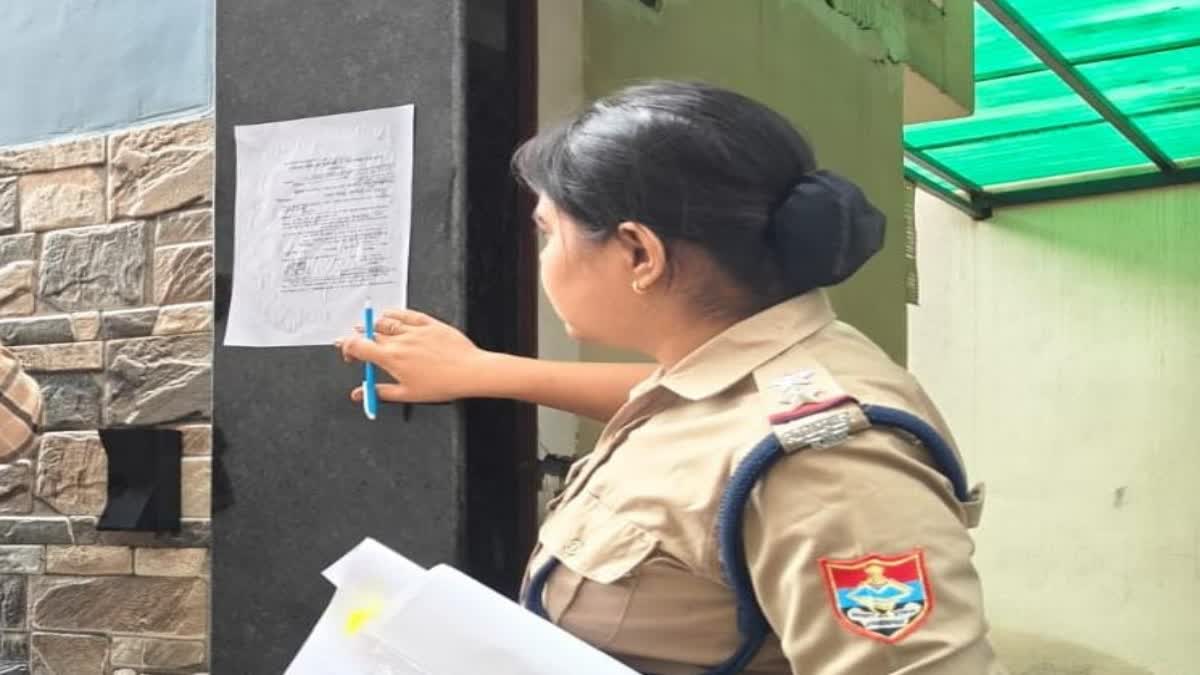 फरार दुष्कर्म आरोपी के घर मुनादी