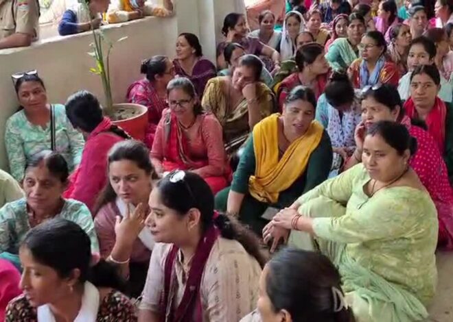 ऋषिकेश में एलयूसीसी पीड़ितों का धरना