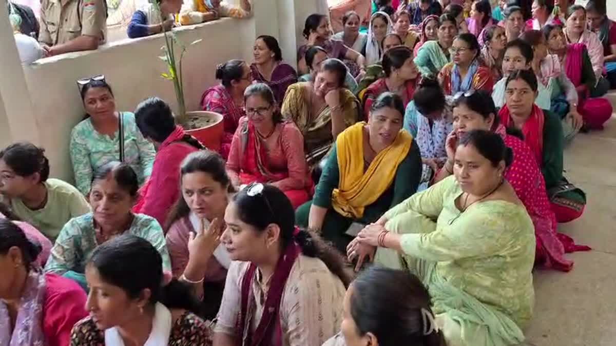 ऋषिकेश में एलयूसीसी पीड़ितों का धरना