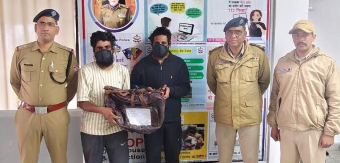 चोरी के आरोप में पंजाब से घुमने आये दो युवक गिरफ्तार