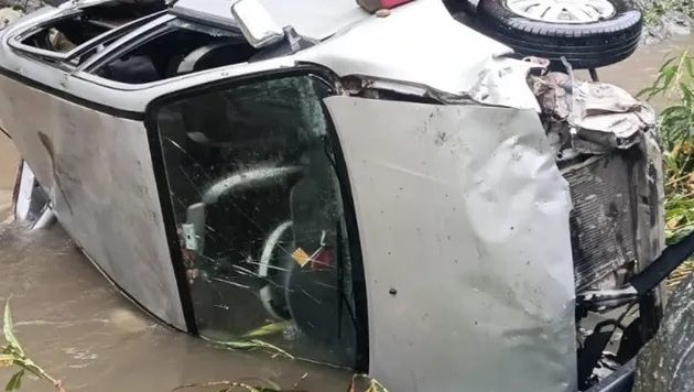 पहाड़ी से गिरे बोल्डरों से बचने के प्रयास में महिला ने संतुलन खोया