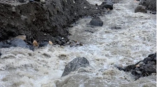 धराली में खीरगंगा नदी का जलस्तर बढ़ने से मंडराने लगा बाढ़ का खतरा