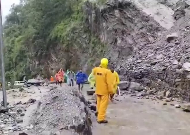 गौरीकुंड प्रीपेड काउंटर के पास मलबे की चपेट में आई दुकान